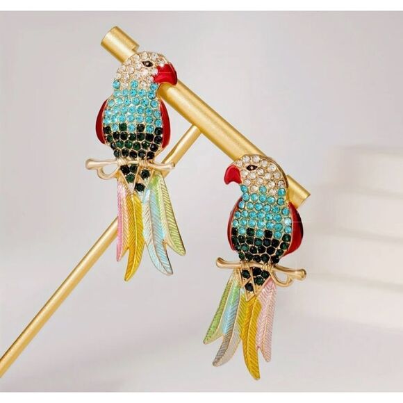 🦜 NEW Betsey Johnson colorful& sparkling parrot earrings 🦜 - Picture 1 of 3